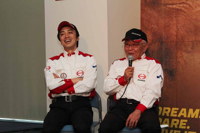 日野チーム・スガワラの菅原義正（右）と菅原照仁（左）