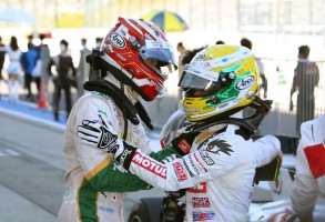 チェッカーを受けてマシンを降り、健闘をたたえ合う優勝の中嶋一貴と2位の山本尚貴