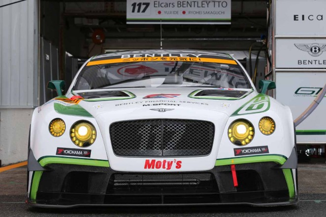 ベントレー・コンチネンタルGT3は、市販車ゆずりの車体サイズに圧倒される