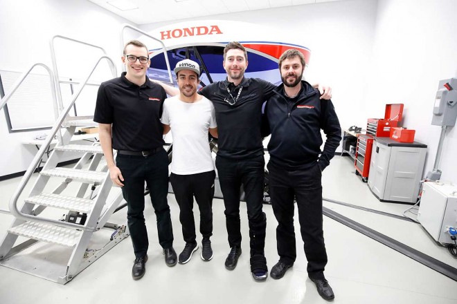 アンドレッティ・オートスポーツのファクトリーを訪れたアロンソ