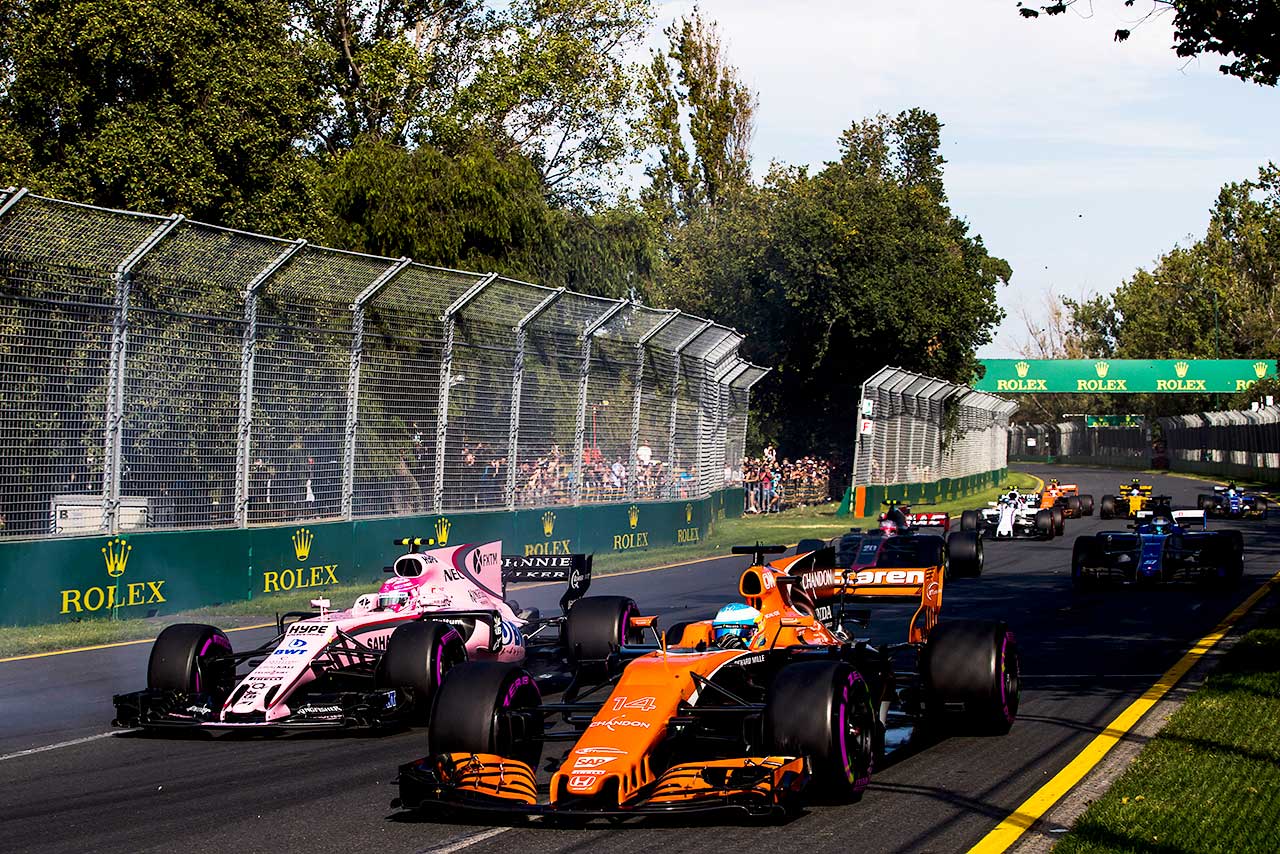 オーストラリアGP決勝でアロンソを抜くオコン