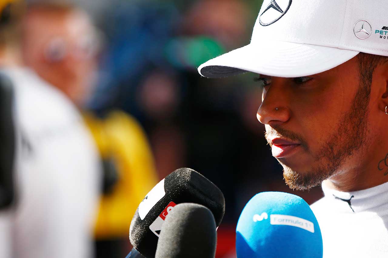 浮かない表情のルイス・ハミルトン