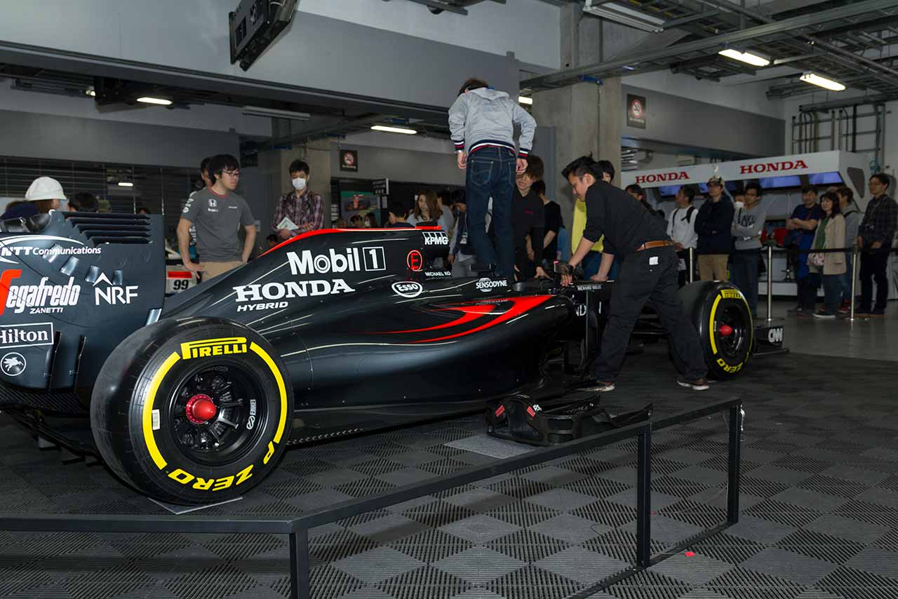 MP4-31の搭乗体験は親子連れにも大人気