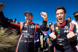 優勝して雄叫びを挙げたティエリー・ヌービル(右)とコドライバーのニコラス・ギルソウル(左)