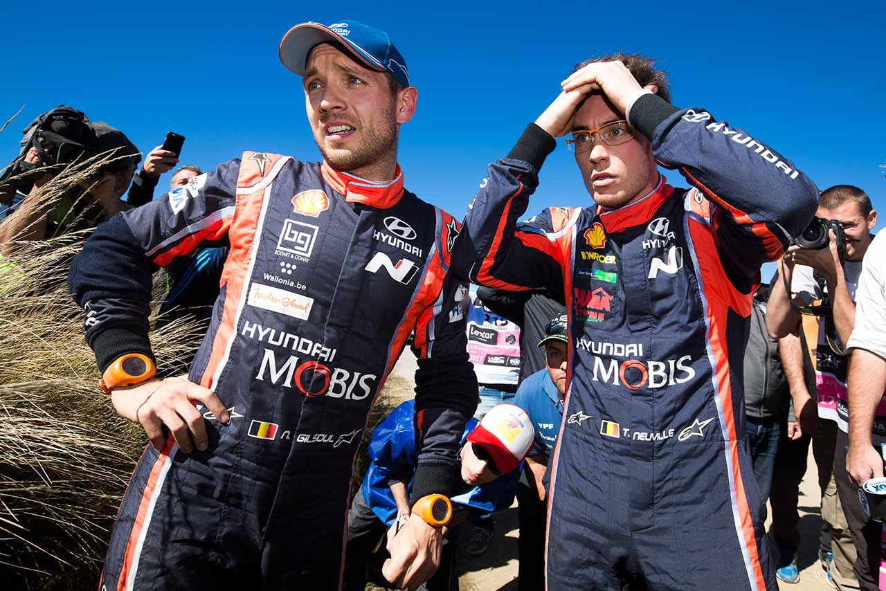 2017WRC第5戦アルゼンティーナ エルフィン・エバンスの走りを見守るティエリー・ヌービル（右）