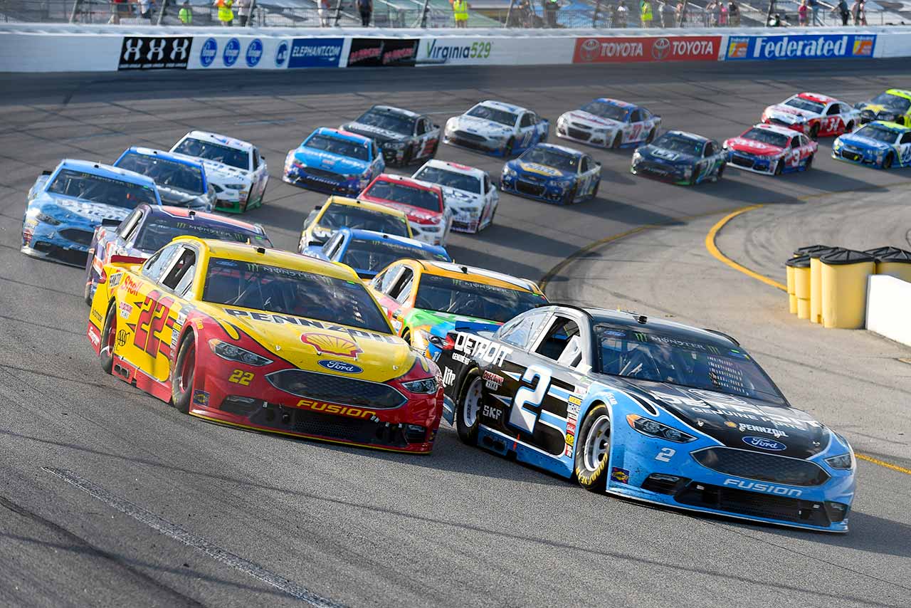 NASCAR第9戦リッチモンド ジョーイ・ロガーノとブラッド・ケゼロウスキーの優勝争い