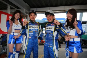 勝利を喜ぶDAMD MOTUL ED WRX STIの大澤学/後藤比東至組