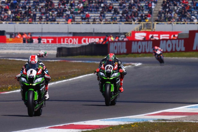 ジョナサン・レイの背後につけるトム・サイクス