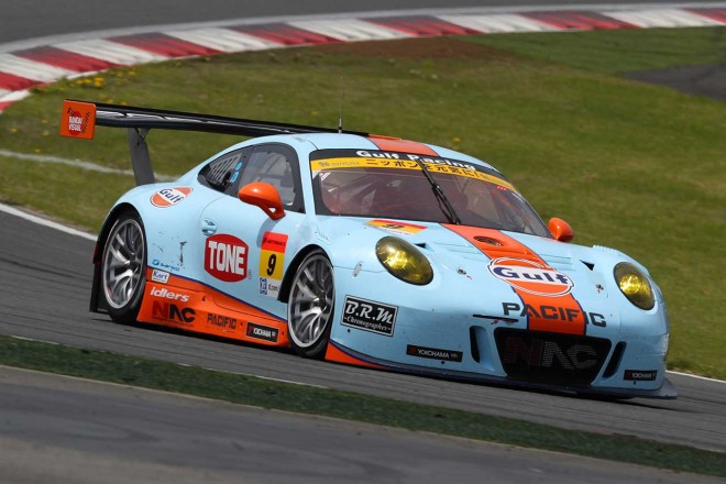 GT300クラスの予選2番手につけたGULF NAC PORSCHE 911