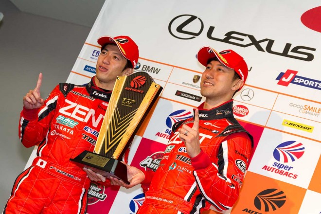 2017スーパーGT第2戦富士 GT500クラスで優勝ZENT CERUMO LC500の立川祐路（左）と石浦宏明（右）