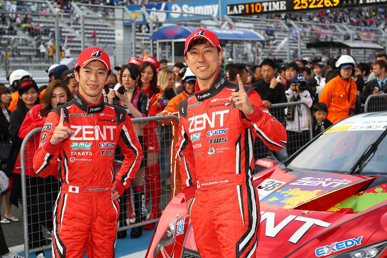 2017スーパーGT第2戦富士 GT500クラスで優勝ZENT CERUMO LC500の立川祐路（左）と石浦宏明（右）