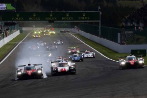 2017WEC第2戦スパ オープニングラップの1コーナーでブレーキングをロックさせたる9号車トヨタTS050ハイブリッド