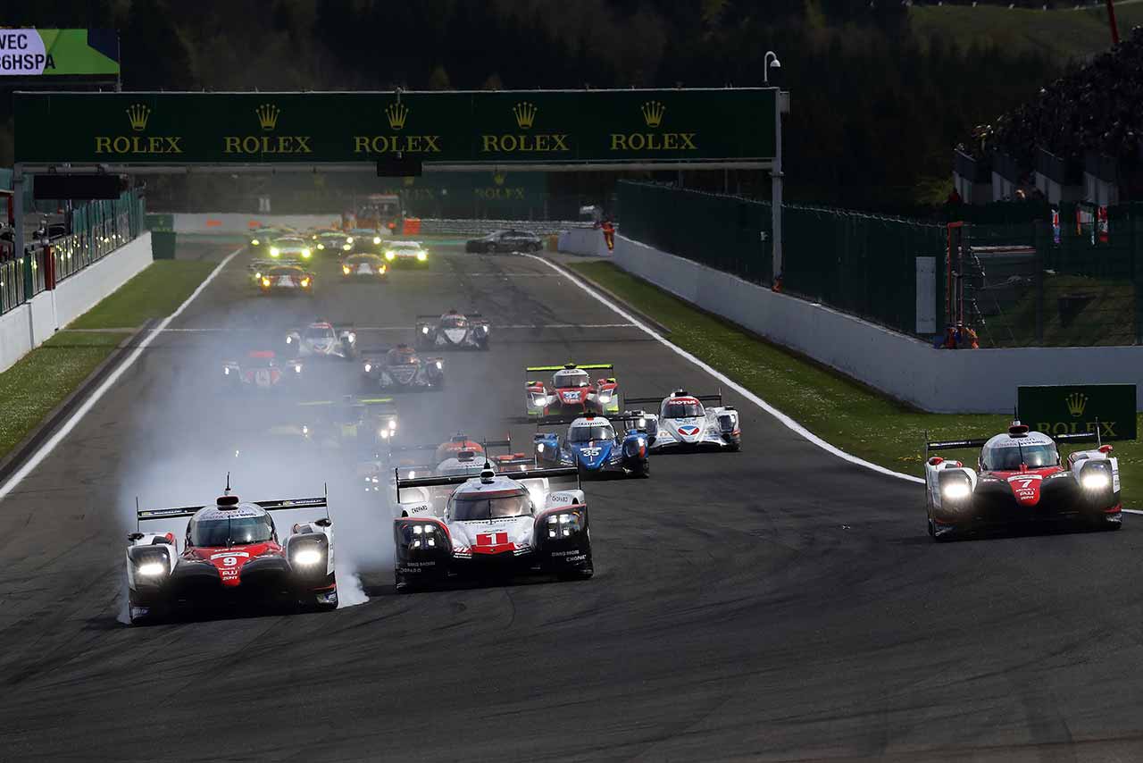 2017WEC第2戦スパ オープニングラップの1コーナーでブレーキングをロックさせたる9号車トヨタTS050ハイブリッド