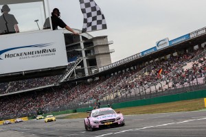 ポール・トゥ・ウインで開幕戦を制したアウアー