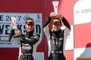 3位表彰台を獲得したバッズと笠井