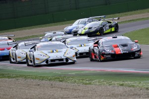 笠井がドライブするアントネッリのウラカン(黒×赤)。白地に黄×青のラインがVSRのマシン