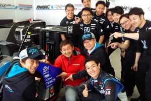 チームクニミツのメンバーと笑顔の道上龍
