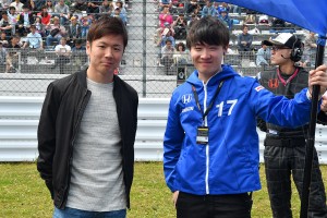 スーパーGT第2戦富士のグリッドで話し込んでいた阪口晴南（右）と大津弘樹（左）
