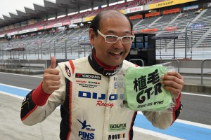 植毛GT-Rのハンドタオルをもつ高森博士