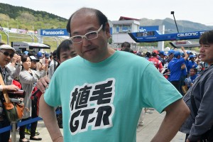 植毛GT-RのTシャツを着る高森博士
