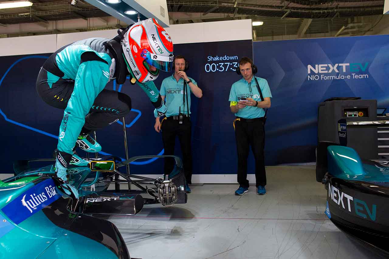 現在のフォーミュラEは、レース中にマシン乗り換えが必要