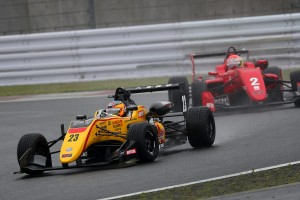 高星明誠（B-MAX NDDP F3）と大津弘樹（TODA FIGHTEX）