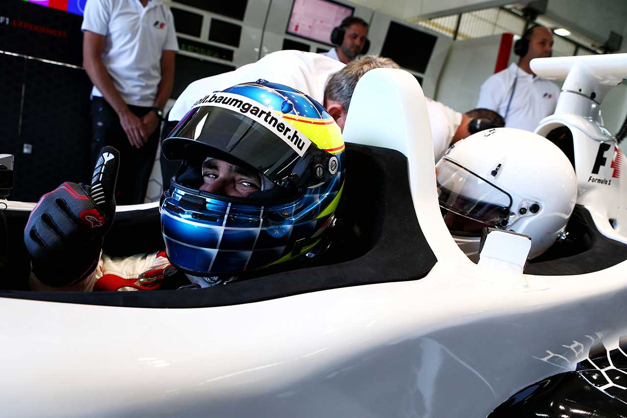 F1マシンの試乗体験