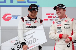 ポールポジションを獲得した山下健太(人馬一体ドライビングアカデミー)とSFのチームメイトであるキャシディ