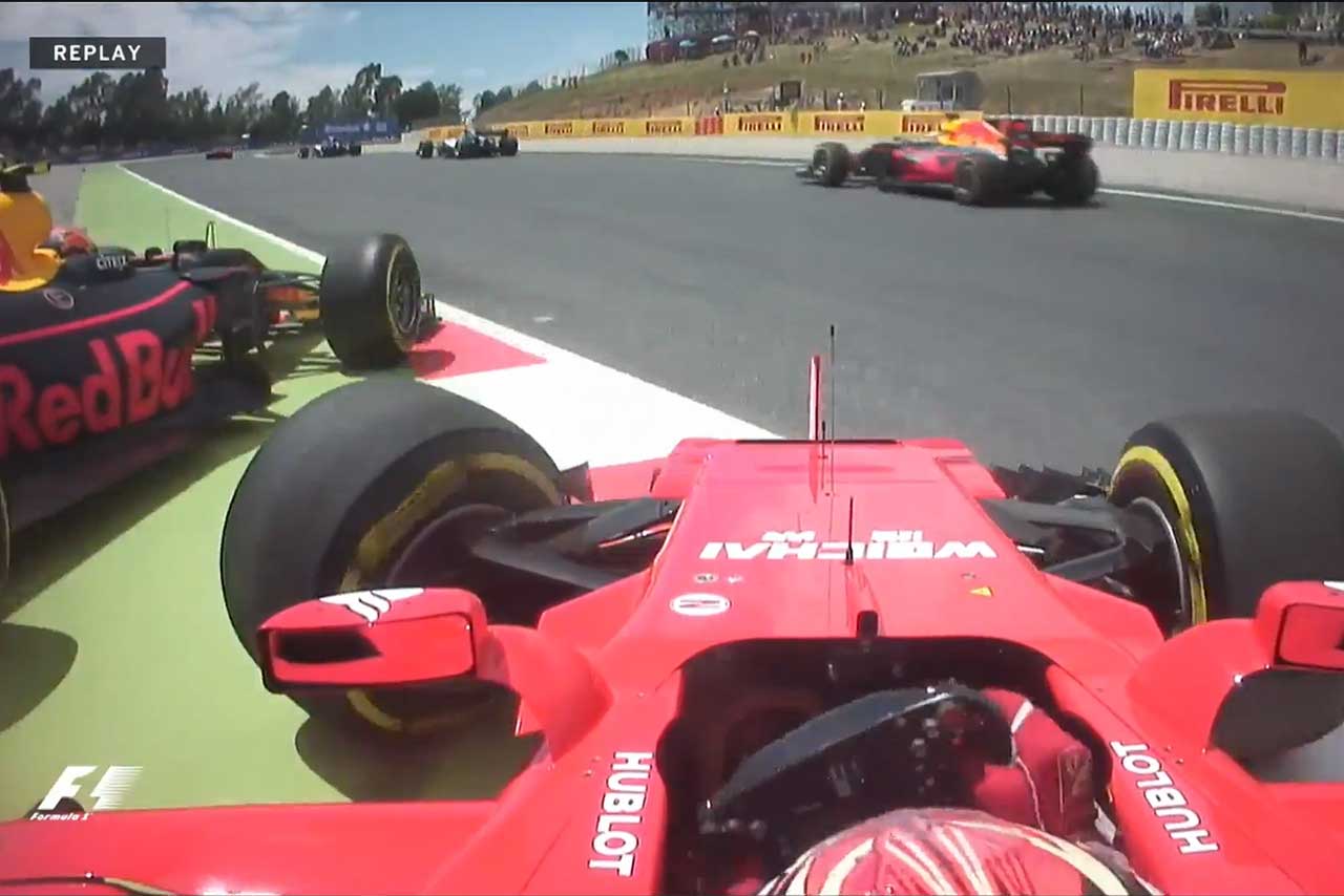 ライコネンとフェルスタッペンが1コーナーで接触