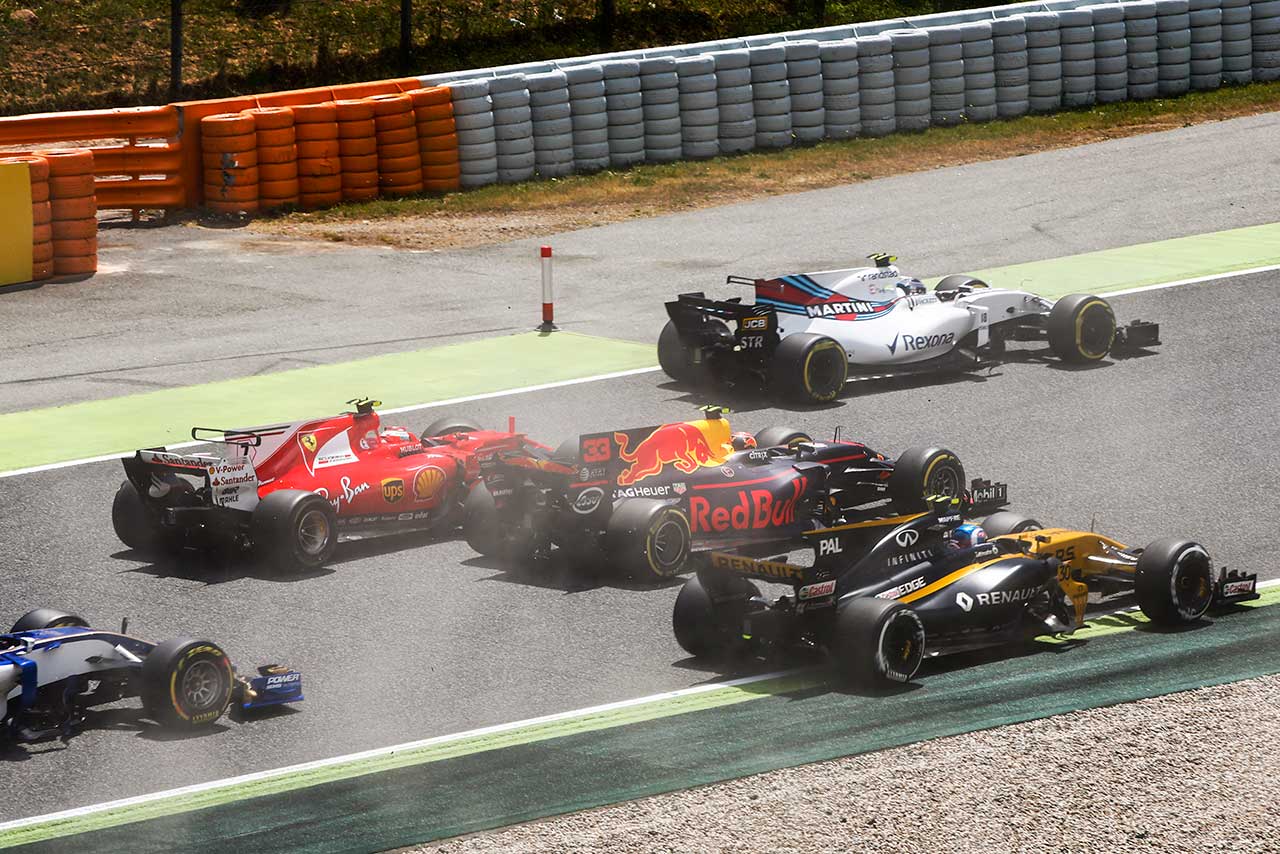 1周目に接触するライコネンとフェルスタッペン