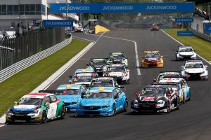 WTCCハンガロリンクのメインレースのスタートシーン