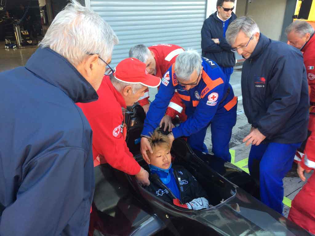 FIAの規則に基づくレスキュー訓練に駆り出された万璃音