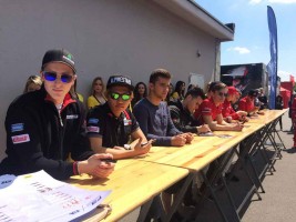 晴天下で開催されたモンツァのファン向けサイン会で大汗