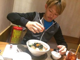 イタリアで念願の和食を堪能。生卵も刺身も遠慮なく食す