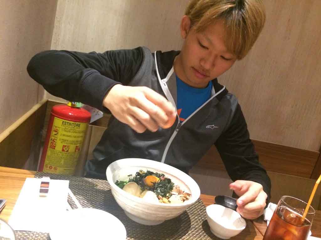 イタリアで念願の和食を堪能。生卵も刺身も遠慮なく食す