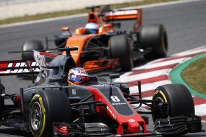 2017年F1第5戦スペインGP　ロマン・グロージャン（ハース）とフェルナンド・アロンソ（マクラーレン・ホンダ）