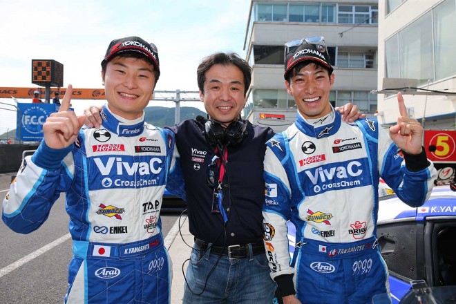 VivaC team TSUCHIYAの土屋武士監督（中央）と山下健太（左）、松井孝允（右）