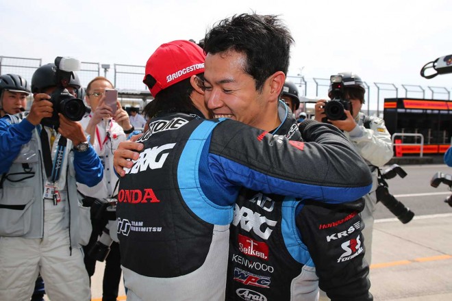 ポールポジション獲得を喜ぶ伊沢拓也と山本尚貴（RAYBRIG NSX-GT）