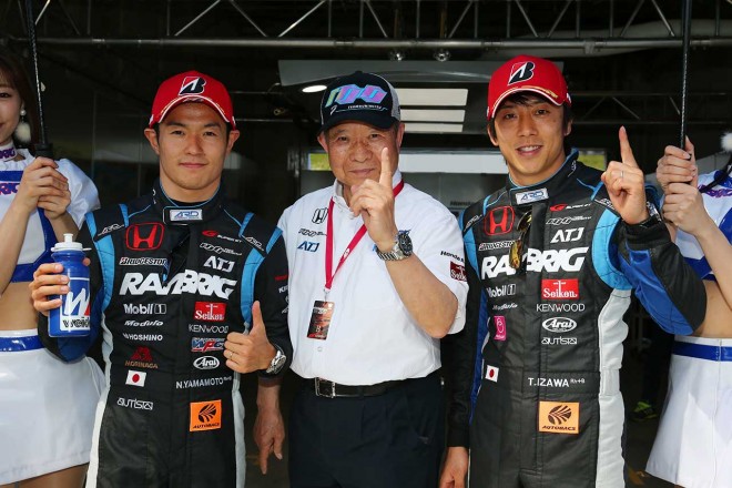 チームクニミツの高橋国光総監督（中央）と伊沢拓也（左）、山本尚貴（右）