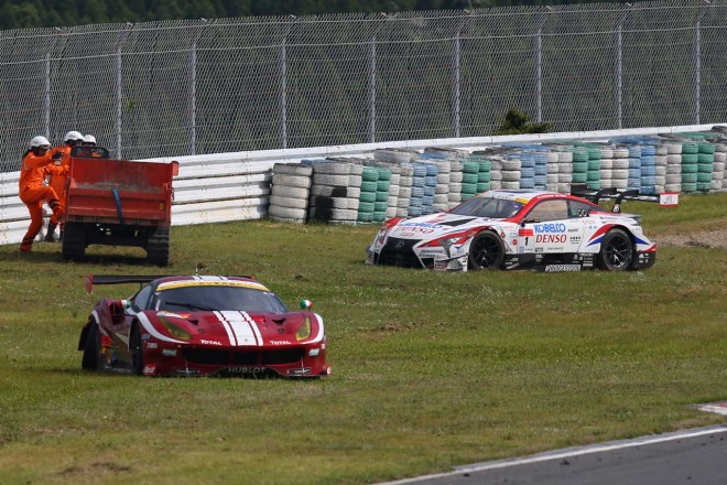 レース終盤にクラッシュしたDENSO KOBELCO SARD LC500と50号車 Ferrari 488 GT3