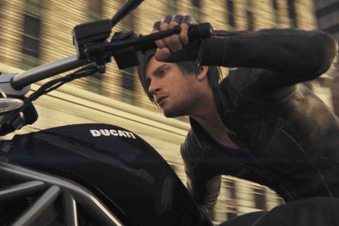 劇中では主人公のレオン・S・ケネディがドゥカティをドライブ