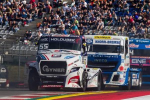 フレートライナーのアダム・ラッコはレース2でカウルを吹き飛ばしながらのバトルを披露