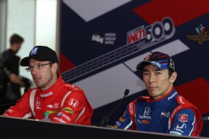 トップのブルデーと共に会見に出席する佐藤琢磨