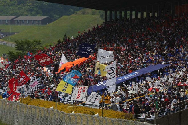 決勝日の第1コーナースタンドはご覧の盛況ぶり