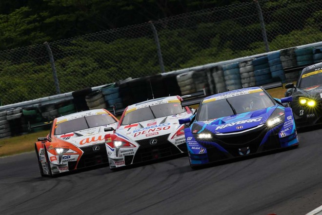 中盤はトップ3台による激しいバトル