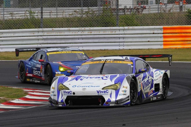 決勝レース中、VivaC 86 MCとSUBARU BRZ R&D SPORTは僅差の優勝争いを展開