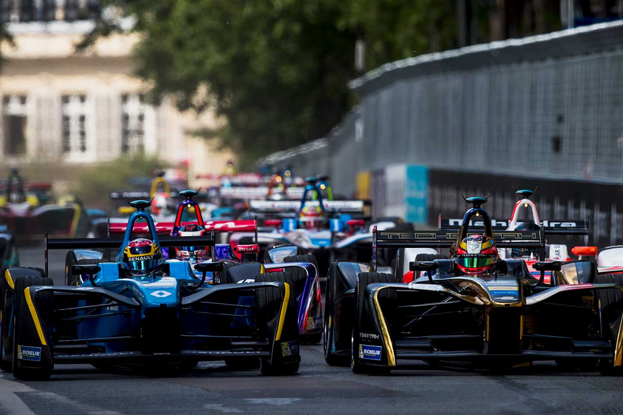 ブエミはスタート直後の1コーナーでベルニュを抑えた