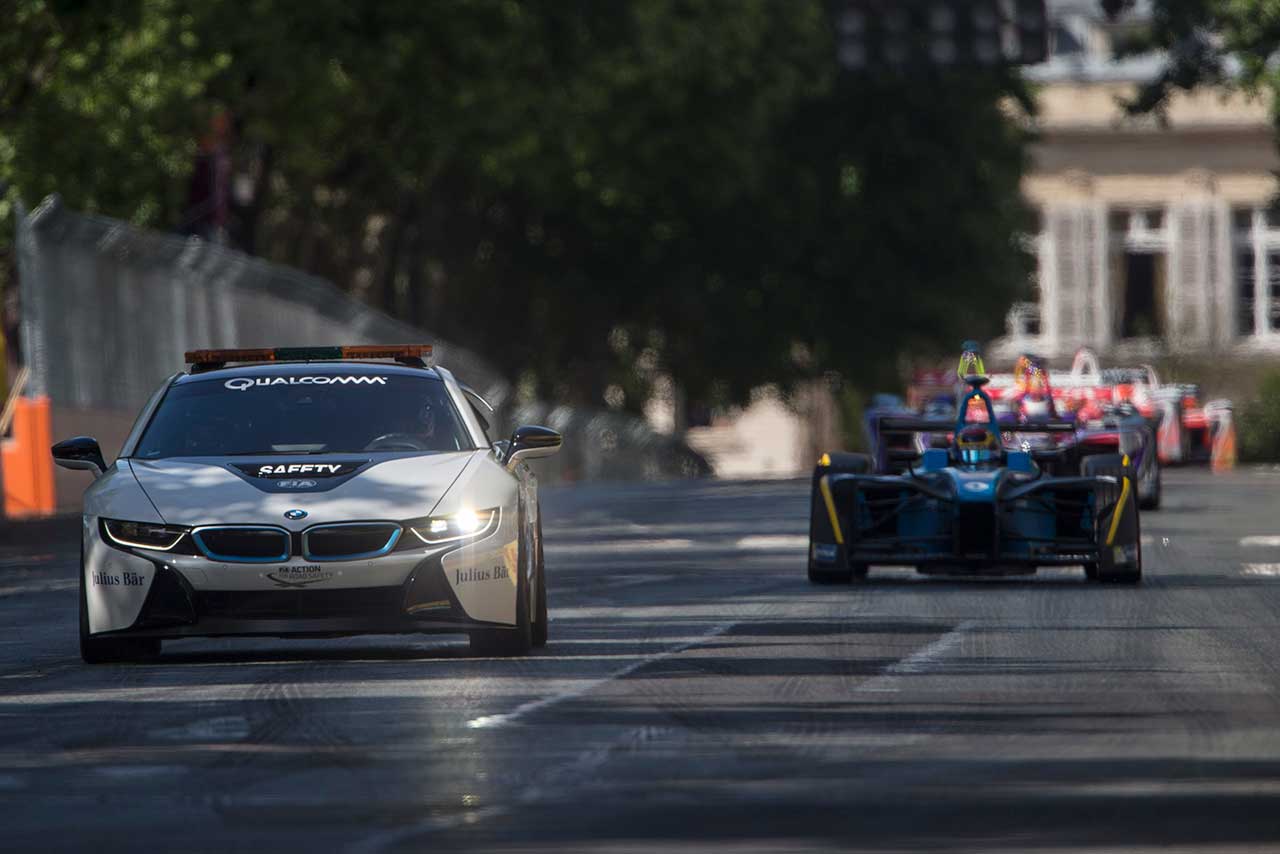 レースはセーフティカー先導でフィニッシュへ