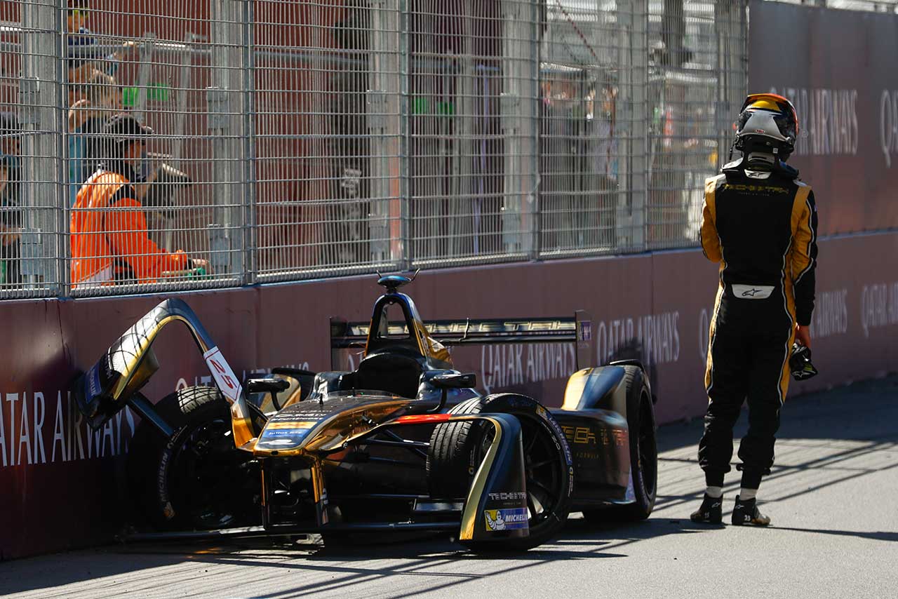 クラッシュしたジャン-エリック・ベルニュ（テチーター）