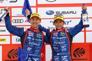 表彰台に立ったSUBARU BRZ R&D SPORTのふたり。翌週のニュル24時間では、井口は松井孝允とチームメイトとなり、スバルWRXを駆る山内英輝とライバルになる。